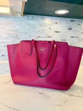 Gucci Swing Tote in Fuchsia Pink Pebbled Leather - large